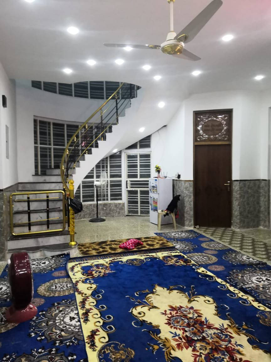 دار للبيع المساحه 220 متر طابقين بناء جديد كونكرية يحتوي على غرفتين وصاله وستقبال ومطبخ وصحياة وحمام الطابق الثاني يحتوي على غرفتين وصاله ومطبخ وصحياة وحمام العنوان حي العسكري الثانيه قرب حسينية ام البنين شارع ٦٠ مرجعة مكتب الكعبي للعقار *********** وتساب اتصال
