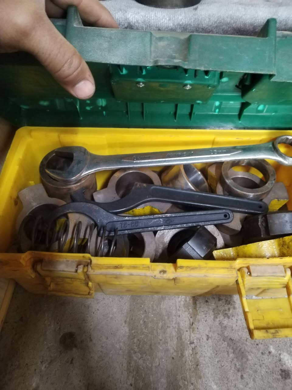 متوفر بوش كل الحجام من اصغر فلنجه لكبر ححم الصندوك متكون من 20 قطعه كامل سعره الصندوك 300 دولار ***********
