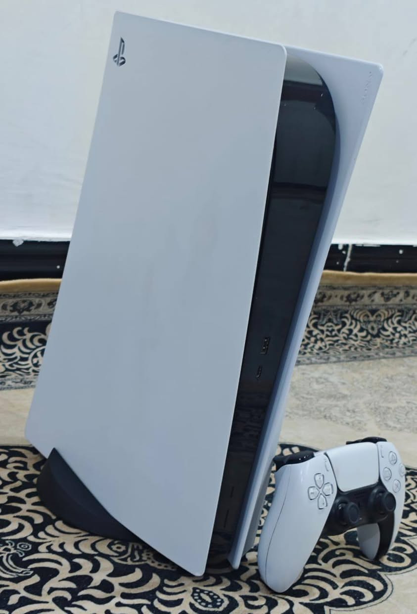 بلاي ستيشن 5 فات اوربي وياه يدتين وخمس العاب ما مفتوح ولا مصلح رقم الهاتف *********** بي واساب
