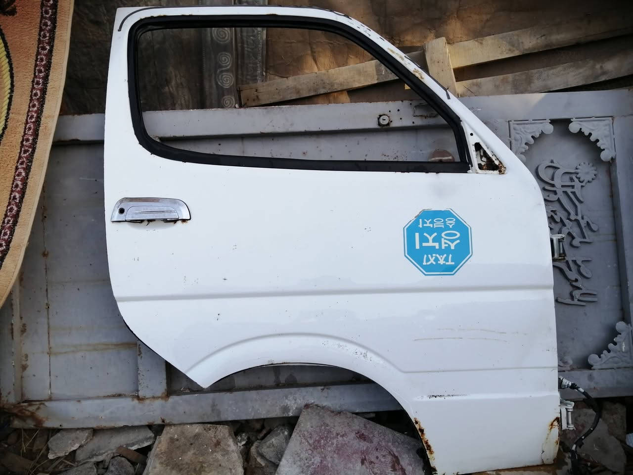 السلام عليكم باب جنتي + سله مال سبير جديده +تاير سبير نضيف للبيع سعر الباب ٧٥ السبير ٣٠ والسله ٢٠ اليريدهن يتصل او يراسلني وات ساب *********** مكاني ناصريه
