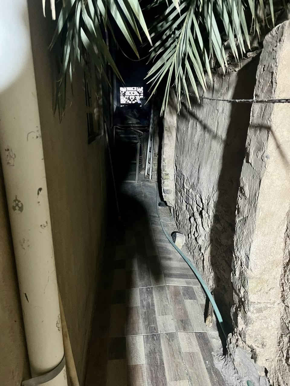 سلام عليكم بيت للبيع مساحه 115م واجهت البيت 5م والنزال 23م البيت يحتوي على (استقبال+صالتين+مطبخ+حمام+غرفه+صحيات)
بناء البيت كله سيراميك مثل ما موضح بل الصور ما عده الغرفه مو سيراميك بياض الغرفه
المسـاحـات
1-الاستقبال(7.5في4)
2-الصاله الاولى الفاصله بين المطبخ والحمام(4في2)
3-الصاله الثانيه (3في3)
4-المطبخ(3في3)
5-الحمام(3في1.5)
6-الصحيات(1.5في1.5)
7-الغرفه(3.25في5)
8-مكشوفه(3في2)
مـلاحظـه/ البيت لا يحتوي على درج ولا تشاريف 
مـلاحظـه/البيت عكاده وليس صب
السطح كله فرشي بل الاضافه إلى شكف الاستقبال مغلف ايزوكام
العنوان : نجف حي الميلاد نصر 
للتواصل : متواجد على الفيس ورقمي *********** اتصال واتساب فقط

