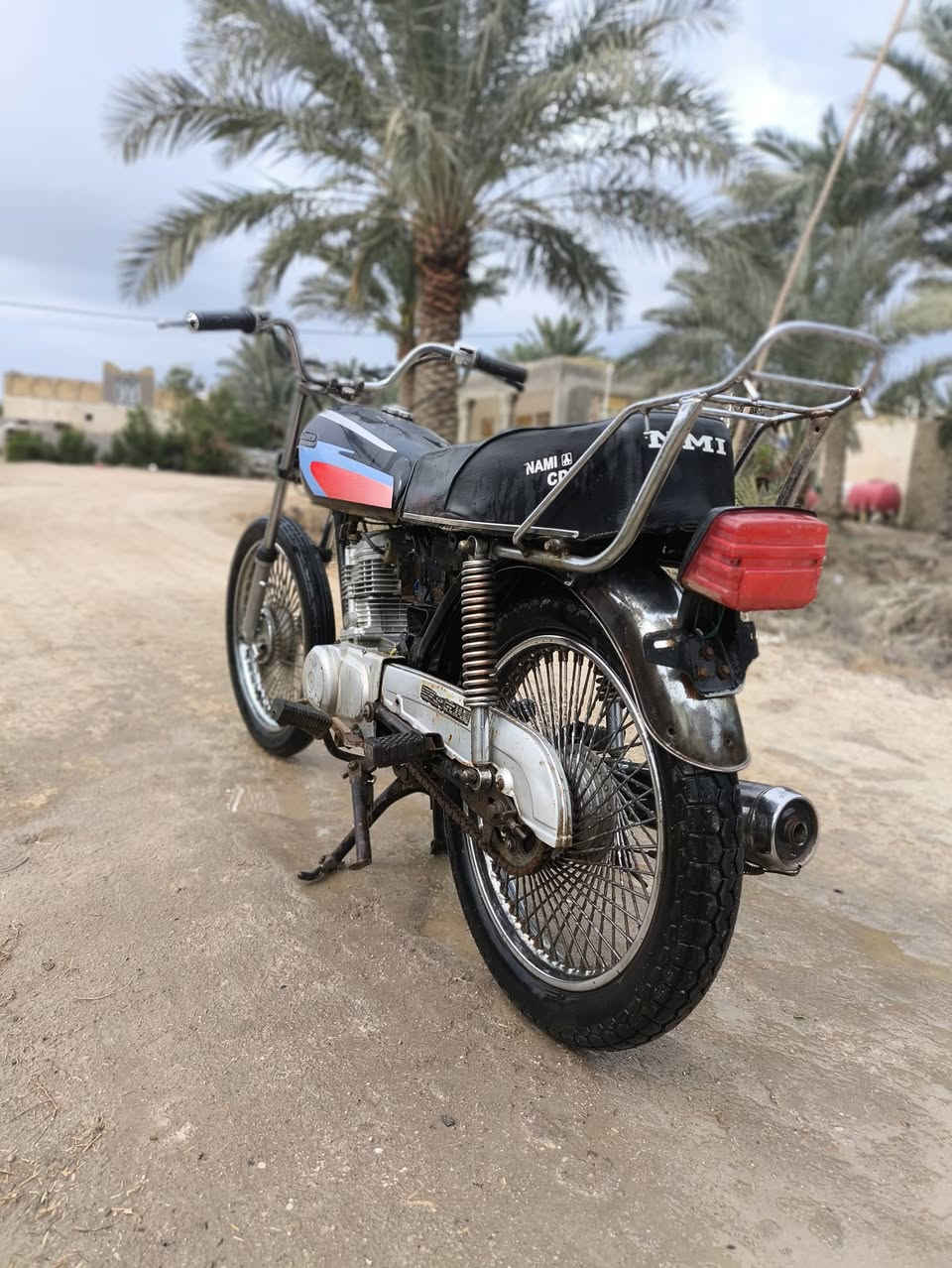 سلام عليكم دراجه البيع (وراق وراق) شاصي نامه محرك نامه دراجه خير من الله محرك ما بدل بي برقي سعر 400 وبيه مجال  اليريده هذه رقم صاحب الدراجه بي وتساب ( ***********)
