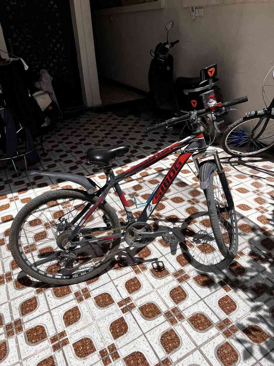 بايسكل شبابي للبيع حجم 26  والمنيوم خفيف وسريع وبي كير  وبريكات دسك ونضيف  ب60  مكاني الحرية 
***********
