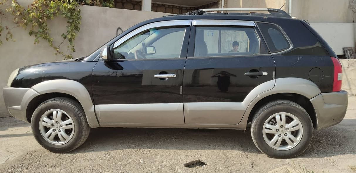 توسان 2008 فور ويل كوري قطعتين صبغ وتقحيل بالسقف  سعر 85 ورقة للاتصال بالرقم ***********
