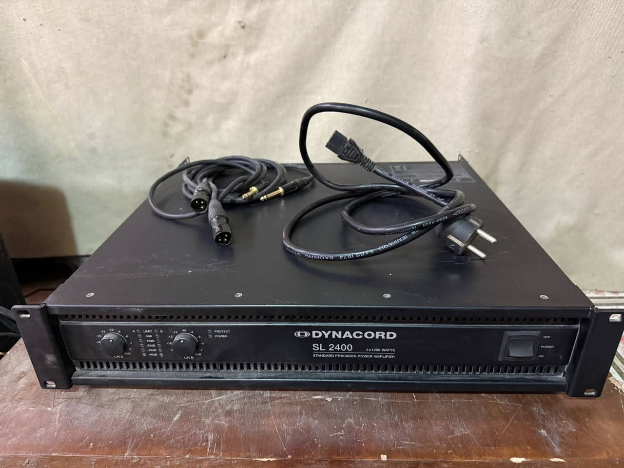 باور ياماها اصلي هذا الجهاز هو مضخم صوت (Amplifier) من نوع Dynacord SL 2400.يتميز الجهاز بقدرة إخراج تبلغ 1200 واط لكل قناة عند مقاومة 4 أوم.يعمل بقدرة 750 واط لكل قناة عند مقاومة 8 أوم.يحتوي على مدخلات ومخرجات من نوع XLR متناظرة ومخارج مكبر صوت (Speaker twist).يبلغ وزن هذا الموديل حوالي 17.7 كجم.سعر خاص رقم شغال مكاني البصره***********
