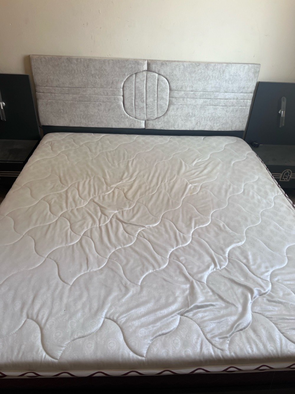 غرفة نوم للبيع تتضمن سرير مزدوج مريح مع مرتبة عالية الجودة، وجرار بثلاثة أدراج لتخزين الملابس والأغراض. بالإضافة إلى خزانة ملابس كبيرة وواسعة بمرآة. جميع الأثاث بحالة ممتازة وتصميم عصري. مناسبة لأي غرفة نوم حديثة.