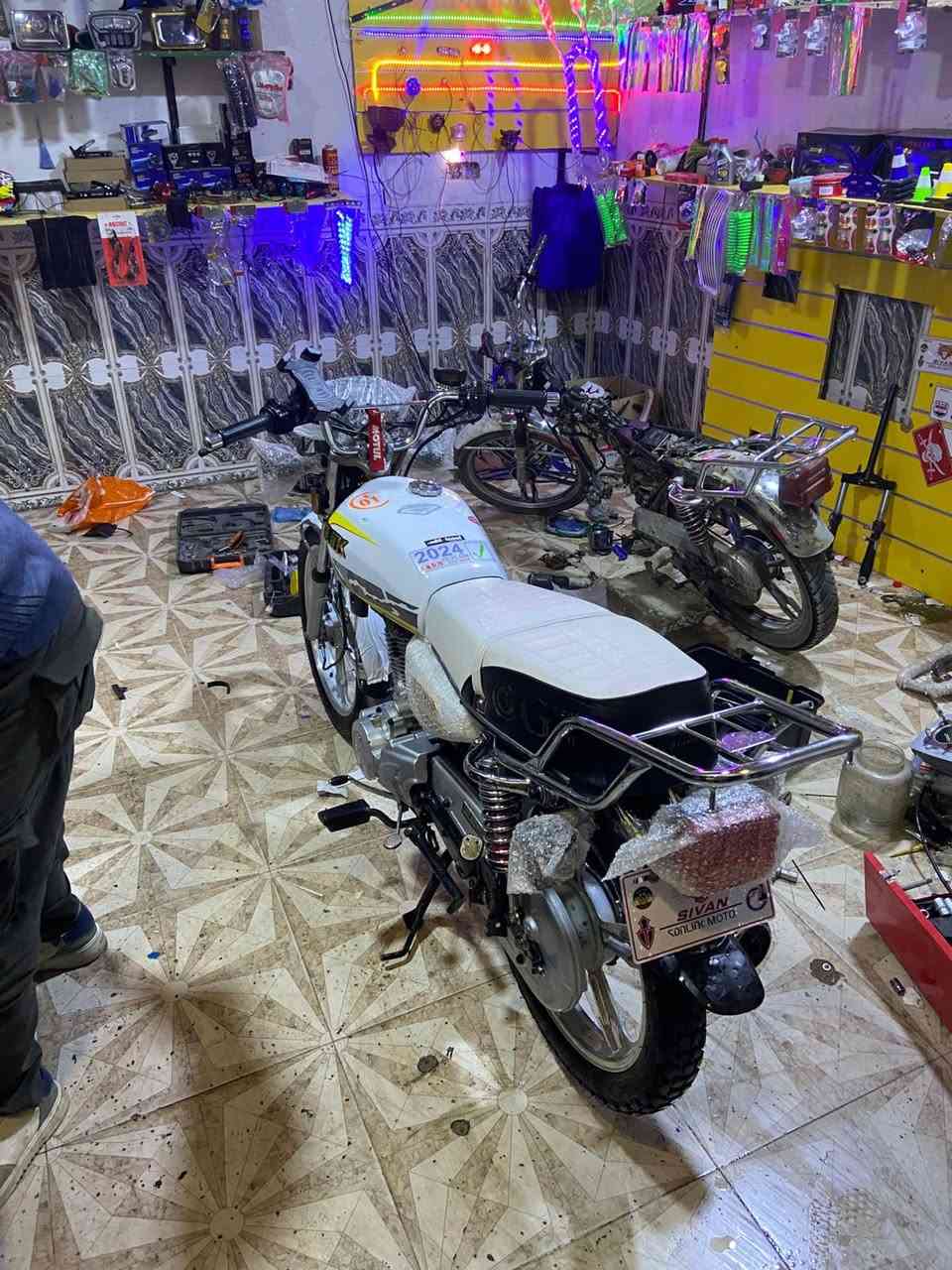 سلام عليكم دراجه موديل2024كلش نضيفه مكفوله اوراق متفيس فقط لل تواصل اتصل 0783 220 2204
