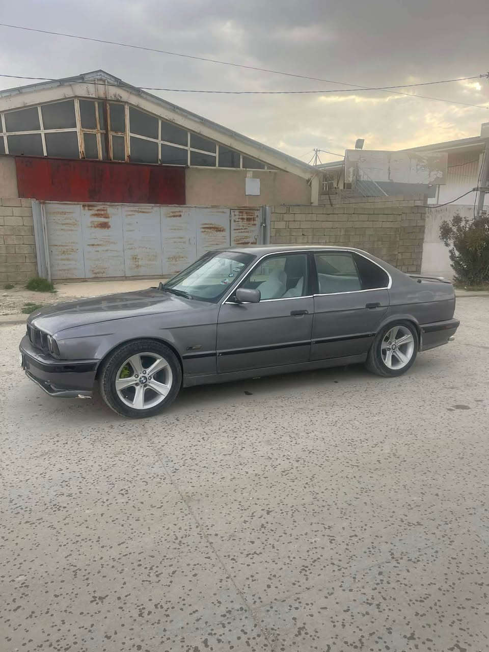 سەرەتا بەناوی خودا❤️❤️
BMW 1991 سعری (27)گەڵا
سەیارەكە (520)تە مەكینە كەپس دەبڵ دیجیتەڵ 
ئاڕم پلاستیكی سلێمانی بەشەرتی ئاڕمو ئەوەلیات موسو بڕاوە بەشەرت گێڕو مەكینەی بەشەرت دوكەڵو بوخاری نیە  بۆقوەت بەس ماشەڵای دەوێتت تەقەو ڕەقەی بەشەرت 
كارەبای بەشەرت گشت گیانی ئیشەكات ناوگێچ بەكاملی مەزبوتە دەعمو لێدراوی قورسی نیە پێشو پشتی كەپسە شانو سەقفی بەس ماشەڵای دەوێت  بەرەدەرگاكانی لۆكە داشبوڵی تەقیوی تیانیە سەیارەكە فولە بەس گێڕ عادیە چوار تایەو ویلی شازی لەسەرە 
سەیارەكە لە سلێمانیە  
قیستو قەرزو ئاڵو گۆڕم. نیە*********** فایبەری لەسەرە Singapore

