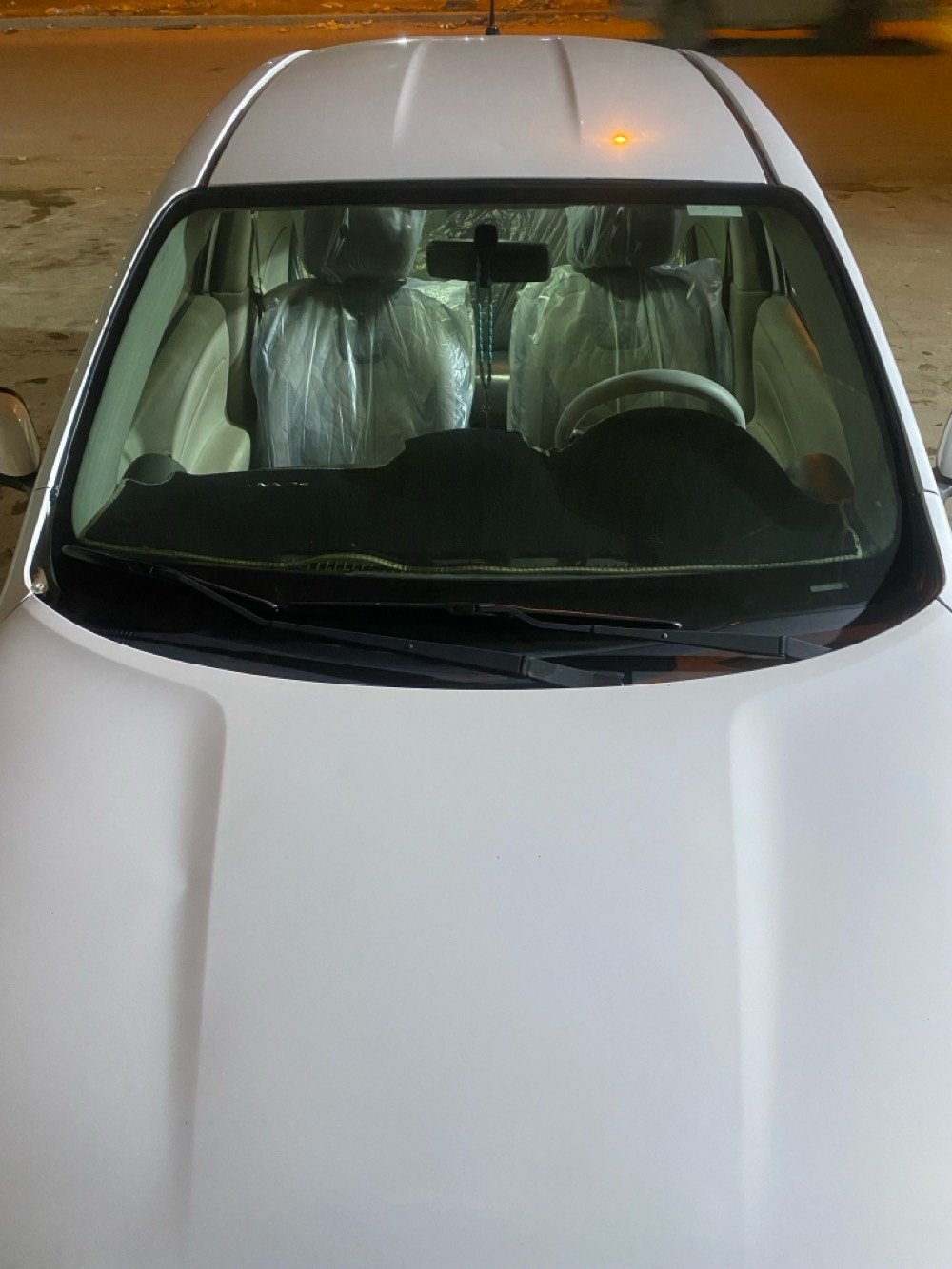 سيارة نيسان جديدة للبيع، بحالة ممتازة، مع بلاستك حماية المقاعد. لونها أبيض وتحتوي على تجهيزات داخلية حديثة. مناسبة للاستعمال اليومي بكفاءة عالية. للاستفسار أكثر، يرجى الاتصال.