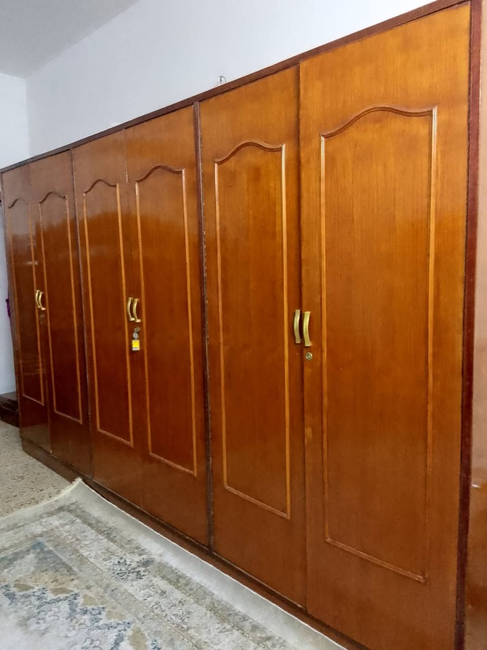 السلام عليكم غرفه مستعمله للبيع سعره ٦٥٠ وبيها مجال ***********
