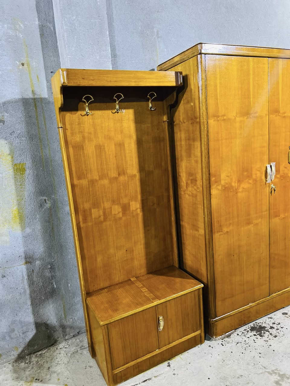 سلام عليكم غرفه نجاره صاج مستخدمه نظيفه السعر ٥٥٠ العنوان الحله ***********
