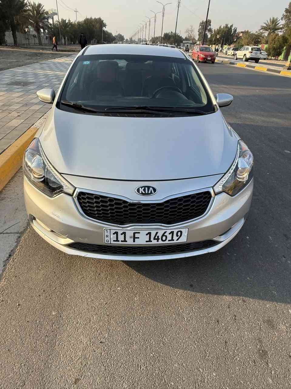 السلام عليكم كيه فورتي 2014 السونر مرفوق مع منشور السياره بدون دواخل مكينه كير كله نظيف وشغال السياره بااسمي السعر 100 الموقع البلديات فقط اتصال 
الرقم : ***********
