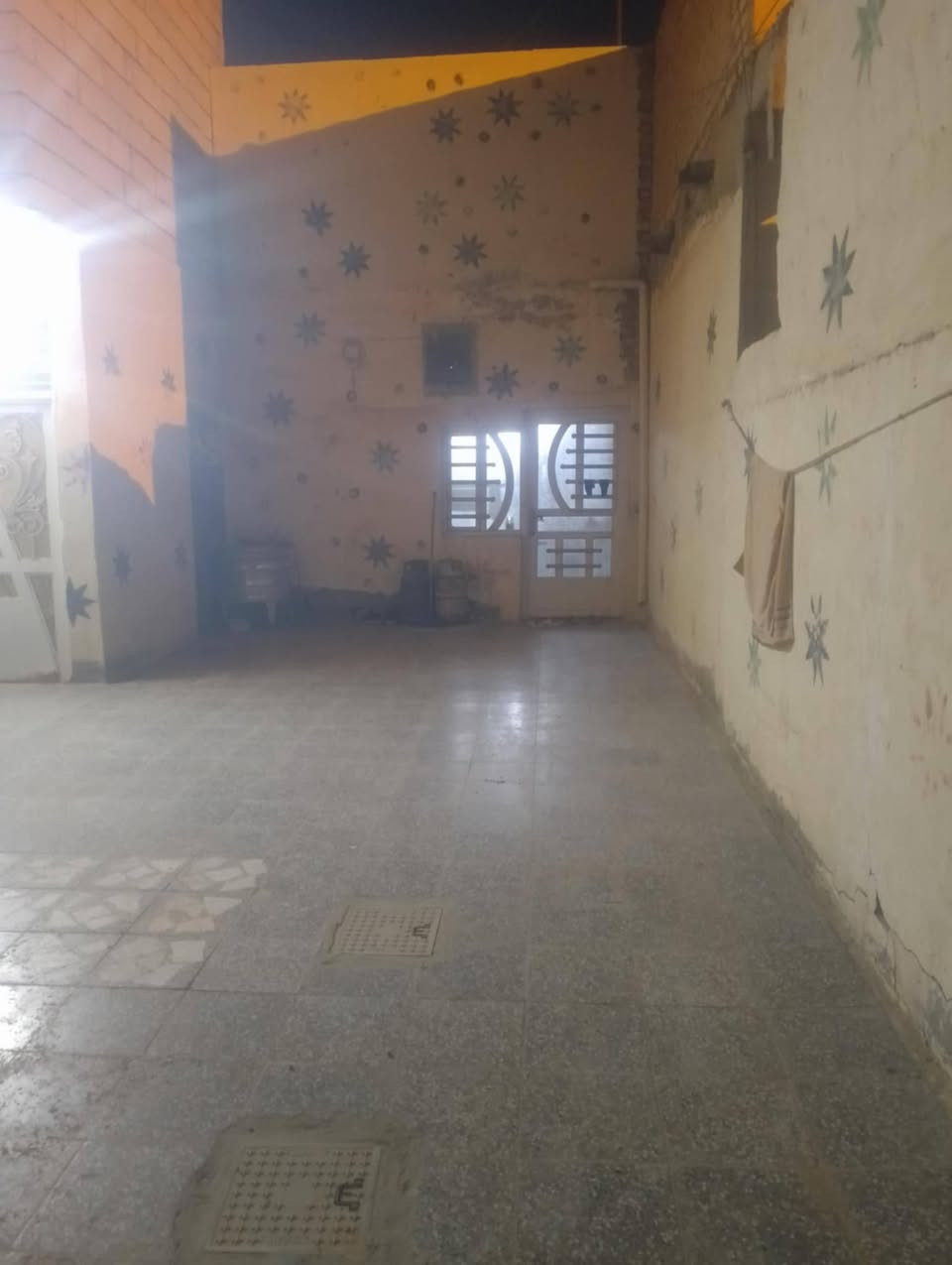 السلام عليكم بيت للبيع مساحه 200متر  حي العسكري قرب الادله الجنائيه طابق ونص الطابق الثاني معزول بدرج للشارع وحده بي غرفه وصاله ومطبخ وحمام والطابق الاول غرفتين كبار 4/6واستقبال 4/7/والصاله /4/6/المطبخ 4/5/ومدخل /3/2الكراج  وحمام خارجي وداخلي 135مليون  للاستفسار اتصال ع هذا الرقم ***********موجود صور اتصل وبيك خير ودلل
