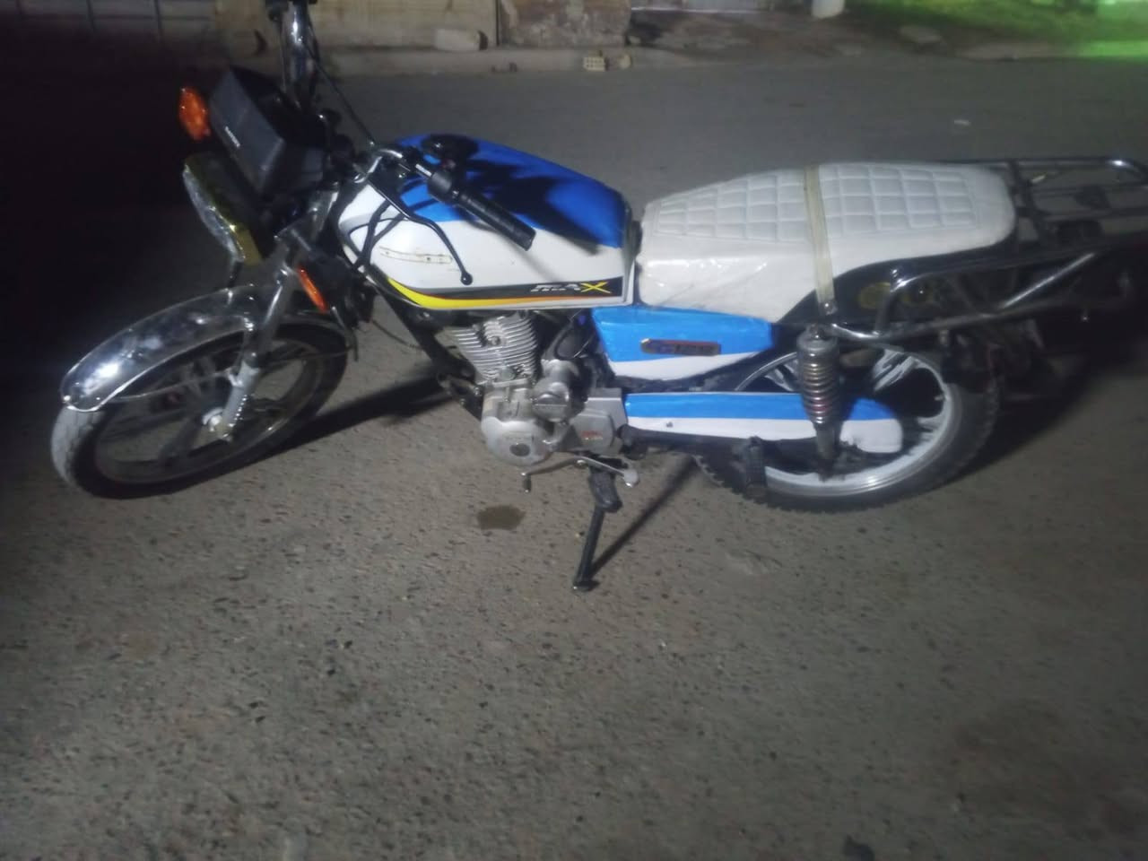 سلام عليكم دراجة سيفان محرك نضيف كهربيات كله شغاله سلف هندر  22 اوراق اصولي السعر 400 وبيها مجال 
مكان بغداد حي اور ***********
