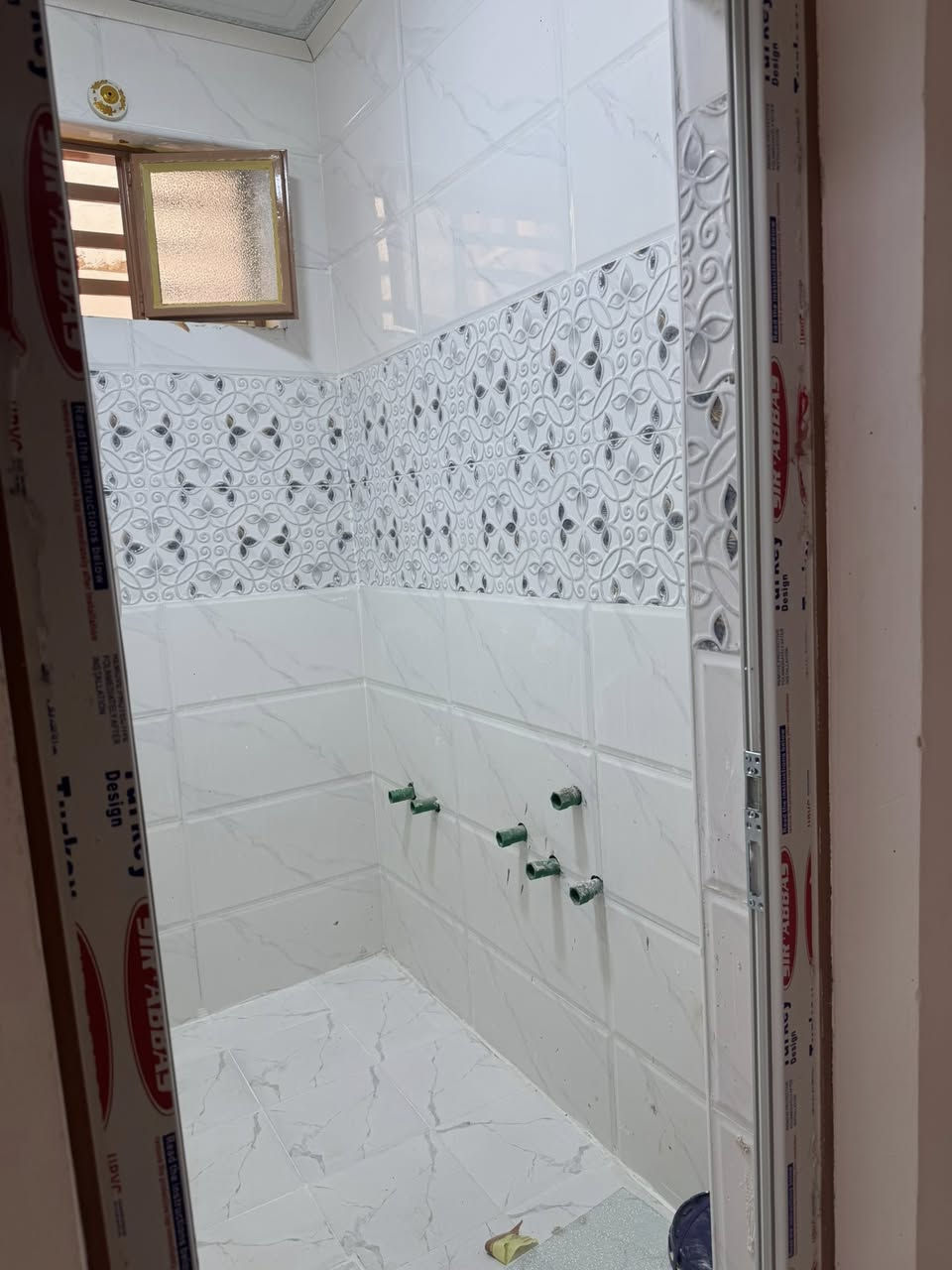 سلام عليكم بيت 100متر 5في20 طولانيه بناء جديد بناء طابوك نهروان صبه كونكريت فوك وجوه البيت مكون من غرفه وصاله ومطبخ رستقبال وطارمه وصحيات كاشي وسيراميك كهرباء وماي ومجاري البيت شارع عشره تبليط البيت طابو صرف بناء درجه أولى مكان البيت نجف حي العسكري مدارس قرب الادله الجنائية مابيع البيت على مصرف العقاري الاستفسار عن الرقم ***********
