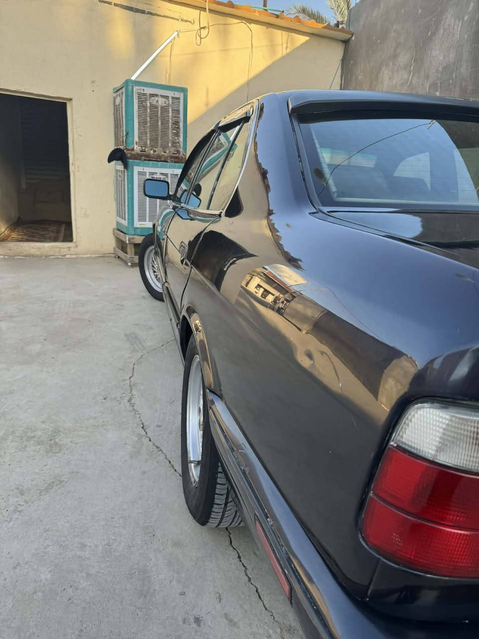 سلام عليكم شباب 525 اصل وفصل 
مكينه 25 شرط 
موديل 1995
كير جديد 
دبل ارباك  دبل جكمجه 
بجم عريض 
سلايت شغال طكتين 
تخمً تاير ويل اصلي 
حداديه. جديده 
غرفه جديده 
منظومه بانزين كله جديده 
رون ناصي تمشي 160 رونك 3
سياره مابيه كل نقص. 
رقم وسنويه جديده 
مكانه الديوانيه 
***********
