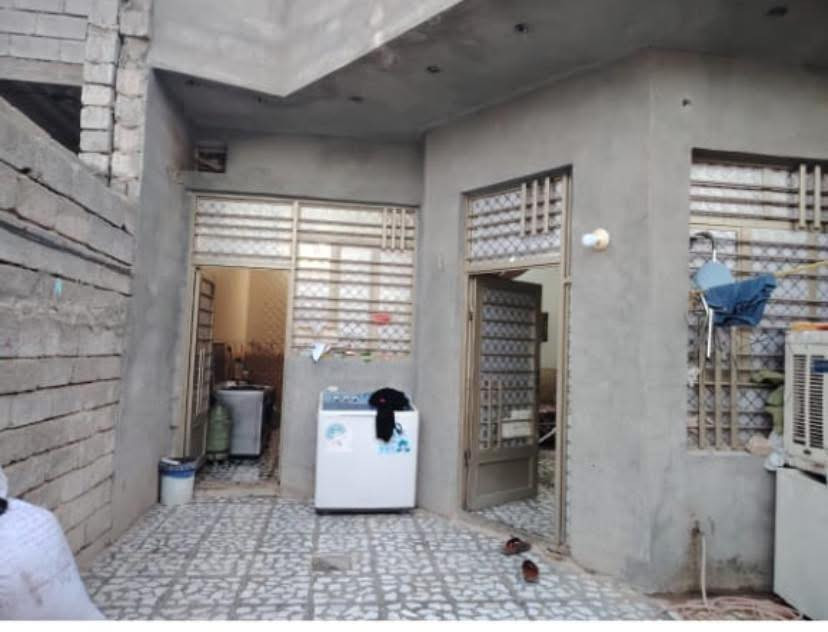 سلام عليكم  البيت البيع.  او مراوس بل شهداء حسب القناعه 

البيت 🏠 بناء 2022 حديث 

الموقع  جبريه ٣ قرب جامع النداء 

طابو صرف تحويل ثاني يوم 

المساحه 125

قاط الأول  يتكون من ديوانيه وصاله ومطبخ وغرفت نوم وحمام داخلي  

كراج كاشي 

صحيات خارجيه 

كامل نقص بس سقف ثنوي 

ديوانيه حزام سراميك ورضيه كاشي 

مطبخ سراميك وكاشي 

صاله حزام سراميك وكاشي 
 
والغرفه سراميك حزام وكاشي ارضيه  
 
حمامات داخليه و خارجيه 

البيت كهرباء كله فول.  الشغل درجه واله 

الماي كله شغل درجه واله  
 
القاط 2 لفوك 3 غرف نوم 

اولاً غرفه كامله من سراميك وسقف 
 
بيها شباك من الكاع الحد بيتونه ٣ والصاله حزام سراميك  عايزها سراميك ارضيه فقط 

والغرفتين عايزهن سراميك ارضيه فقط وصقف 

البيت قاطين وبيتونه  كبيره طابق ٣ 

لبيت بي نواقص. قليليه الواجه بيها ملبوخه  وبيها ما ملبوخه  

التفاصيل اتصلو عل رقم🤝 (***********)
