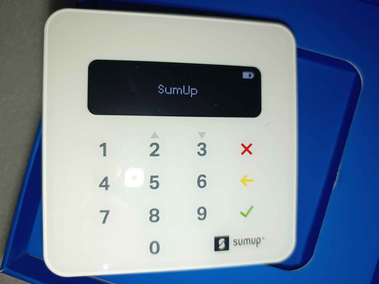 💳 جهاز الدفع الإلكتروني الذكي SumUp Air (النسخة الأصلية)
​الضمان والجودة:
​🇪🇺 توثيق عالمي: الباركود والملصقات الخلفية تؤكد أن الجهاز نسخة أصلية موجهة للسوق الأوروبي والبريطاني، ويحمل علامات الجودة والسللامة الدولية (UK CA و CE).
​🇩🇪 المنشأ: مصمم في برلين - ألمانيا، مما يضمن لك أعلى معايير الأمان والدقة في المعاملات المالية.
​المواصفات الفنية:
​✅ دعم شامل للبطاقات: يتقبل جميع أنواع بطاقات الماستر كارد، الفيزا كارد، والـ American Express.
​✅ تقنية الدفع اللحظي: يدعم خاصية الـ (Contactless) بمجرد تقريب البطاقة أو الموبايل من الجهاز.
​✅ متوافق مع المحافظ الإلكترونية: يدعم الدفع عن طريق Apple Pay و Google Pay و Samsung Pay بكل سهولة.
​✅ أمان عالي: مزود بلوحة مفاتيح لإدخال الرمز السري (PIN) لضمان حماية عمليات الدفع الكبيرة.
​✅ ربط ذكي: يتصل بموبايلك أو التابلت عن طريق البلوتوث (Bluetooth) ويعمل مع تطبيق SumUp المجاني.
​✅ تصميم عصري وعملي: حجمه صغير وخفيف الوزن، مثالي للمحلات، المطاعم، المندوبين، وأصحاب التوصيل.
​✅ بطارية تدوم طويلاً: بطارية ليثيوم داخلية قوية تكفي لإجراء مئات العمليات بشحنة واحدة.
​حالة المنتج والملحقات:
​📦 الحالة: جديد (New Item) بكرتونته الأصلية.
​🔌 الملحقات: يجي وياه كابل الشحن، كتيبات التعليمات، وستيكرات توضيحية للمحل تبين أنواع البطاقات المقبولة. السعر ٦٥ الف توصيل مجاني جميع المحافظات بغداد, العراق


**إذا كنت صاحب هذا الإعلان وتريد حذفه لأي سبب، رجاءا أرسل رسالة إلى الدعم الفني**