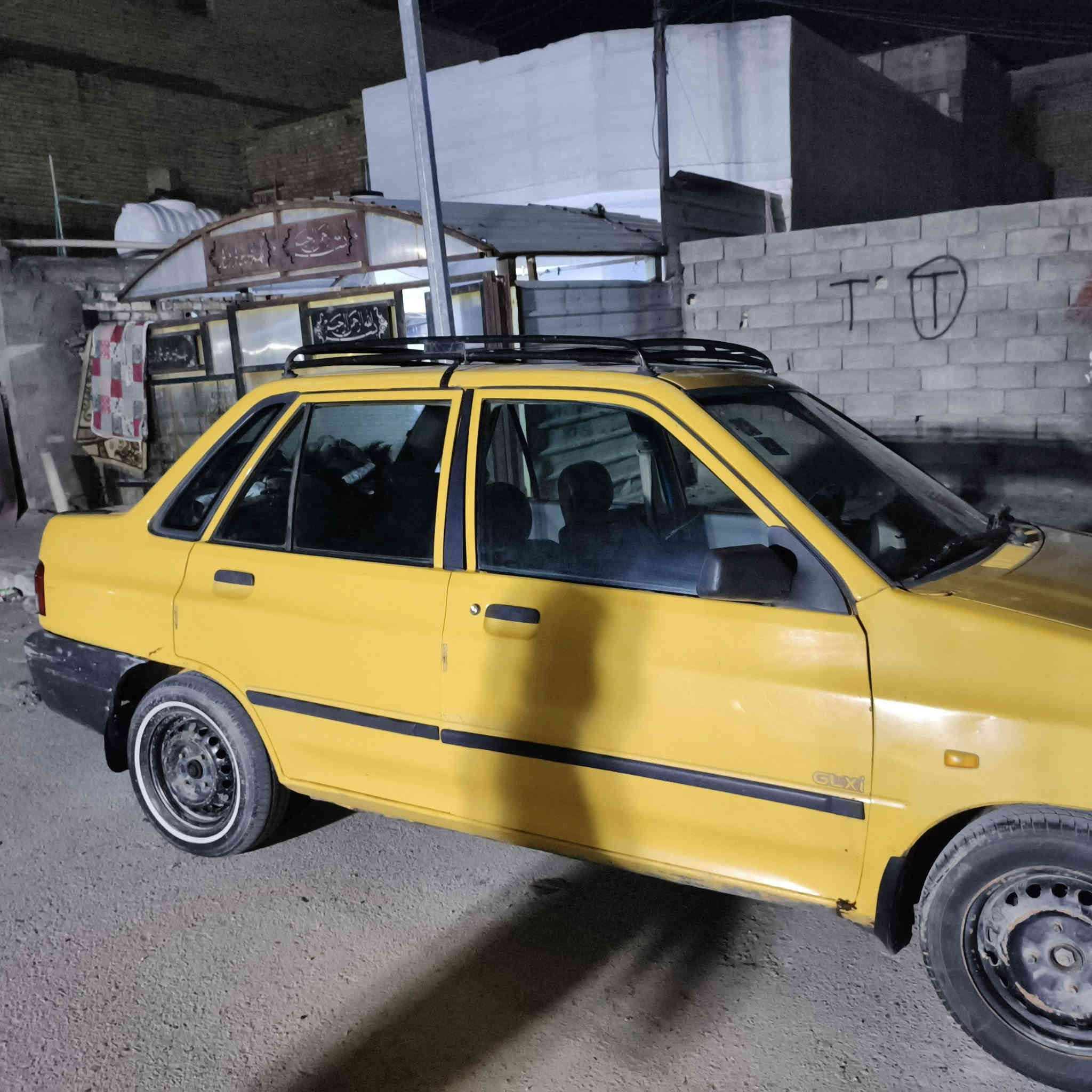 السلام عليكم سايبه للبيع 2011 رقم انجليزي ثاني يوم تحويل مصفوره هي وغرامات صدره امام خلفي جدد تاير جديد تبريد شغال سعر ١٩  عنوان حي ور  ***********
