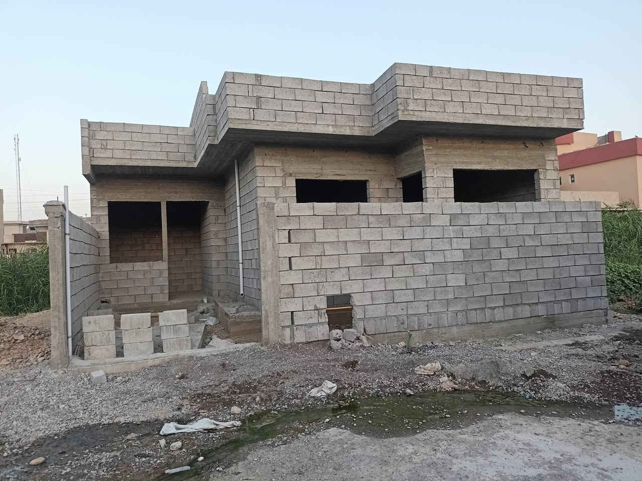 بيت هيكل للبيع 
في القوسيات على طريق تل كيف 
التقطيع جمعية اسكان تلكيف 
البيت قطعة واحدة مساحة ١٠٥ متر مسجل باسمي 
كهرب وطني ومولدة وشارع تبليط 
البناء على اساس رفت 
يصير خلف اسواق ابو يوسف 
امام منطقة غرفة تجارة 
البيت طابق واحد بينو غرفة نوم و غرفة جلوس و غرفة خطار و مطبخ و مشتمل حمام ومرافق و كراج للسيارة 
تاسيس مجاري وقسطل و بواري مي 
السعر ٤٢ مليون وبيه مجال 
الرقم ***********
