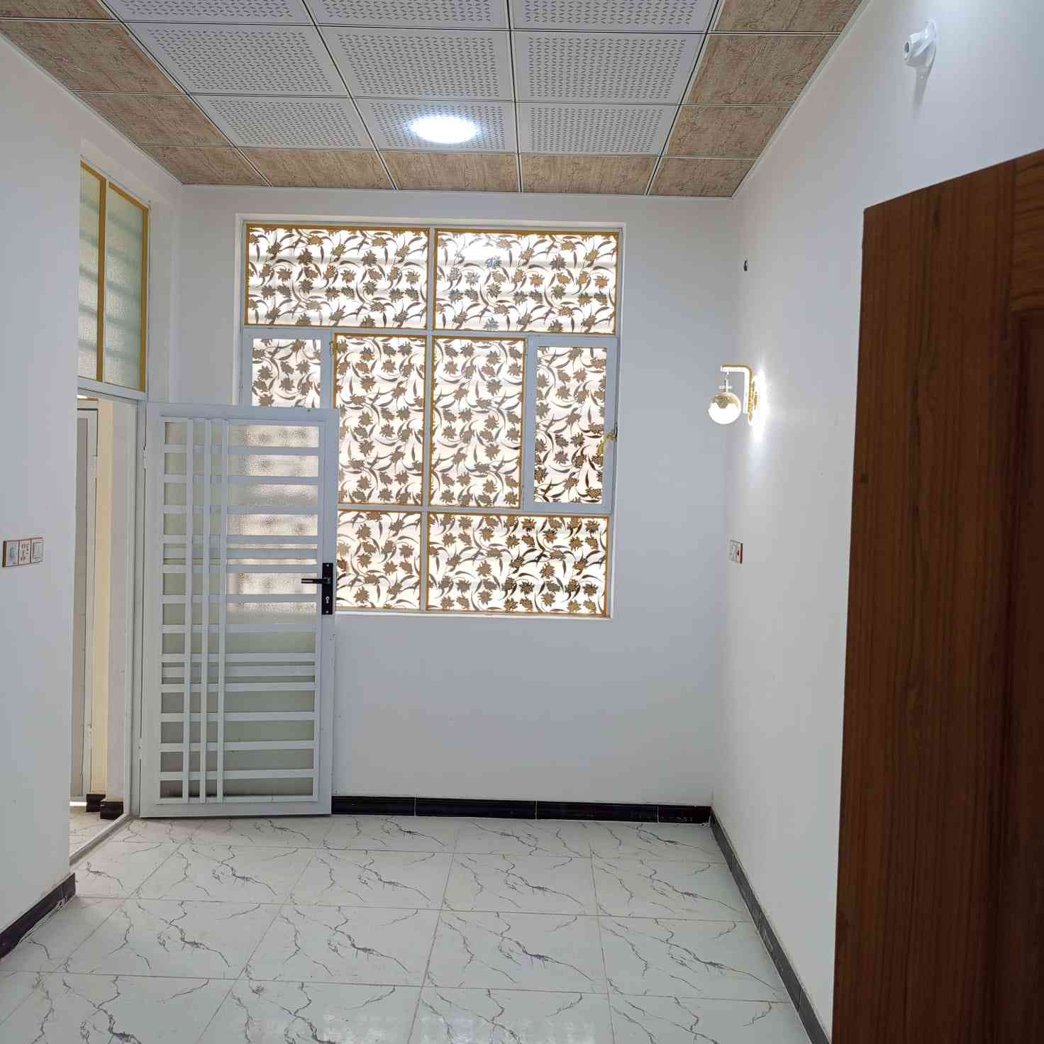 دار للبيع المساحه 50 متر في حي ميسان قطاع 77 في شريط ميسان موقع مميز صب مسلح درجه أولى يحتوي على صاله ومطبخ واستقبال. وصحيات وطابق ثاني غرفه وصاله وصحيات السعر 87 مليون مع المجال للأستفسار الأتصال برقم الجوال الكوفي للوساطة العقاريه ***********
