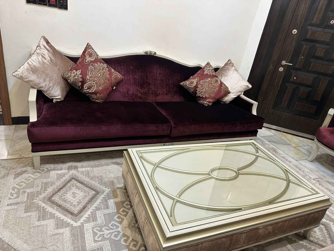 اثاث تركي درجه اولى من مزاج سنتر وارز لبنان التخم الماروني عشر مقاعد وطبله وسطيه وطبلات ٢ صغار مليونين و٢٠٠ 
والكورنر ٧٥٠ وبيهم مجال بسيط


**إذا كنت صاحب هذا الإعلان وتريد حذفه لأي سبب، رجاءا أرسل رسالة إلى الدعم الفني**