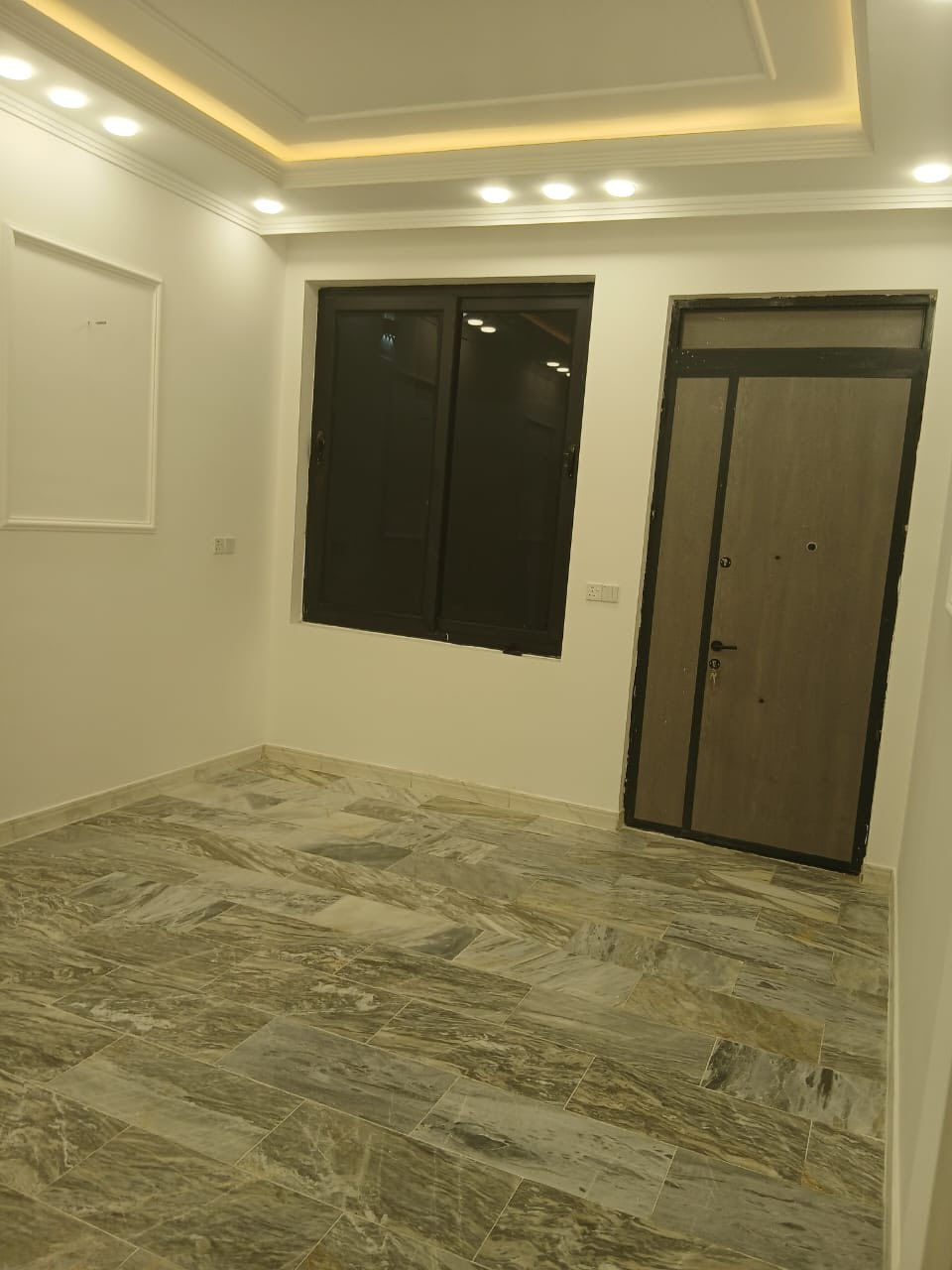 (بسم الله الرحمن الرحيم ) 
دار للبيع 
المساحة 100 متر 
الموقع الشعب 
بناء جديد 2024 
يحتوي على 3 نوم وصالة واستقبال وخدمات
اللاستفسار 
***********
***********
او زيارة مكتب المصطفى للعقار
