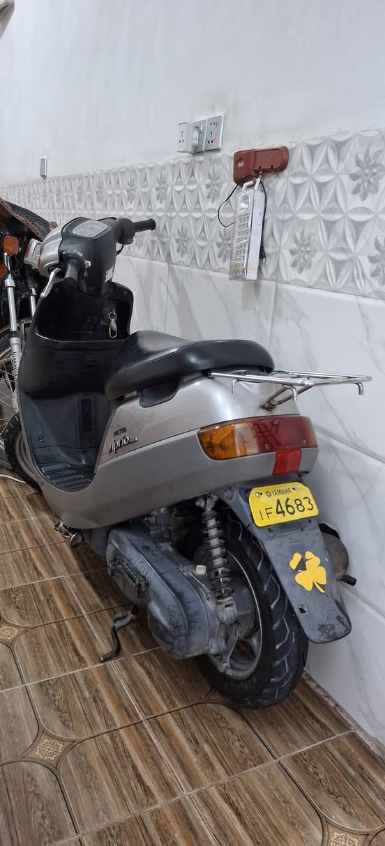 سلام عليكم بطة لون مميز نفطي دراجة جديدة ماطلع بيهة جديدة مديل٩٩ وصل مال حاوية طالعه سعره ٥٧٥ سعره بل محل ٩٠٠ هاذا لون سبب بيع ماعدي مكان رقم هاتف *********** مكاني كربلاء الحر
