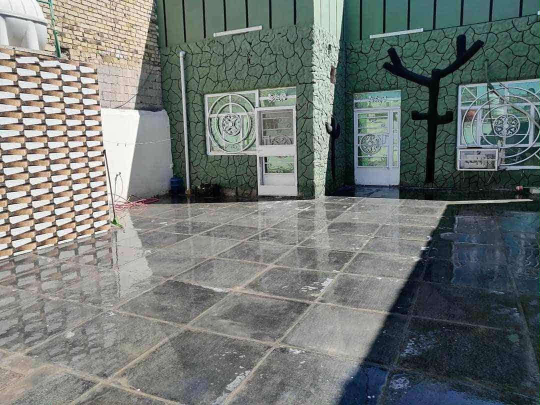 السلام عليكم بيت زراعي للبيع على طريق السنيه خلف معمل الكاشي مباشره مساحته 200 م  البيت عله شارعين التبليط بالباب يحتوي على غرفتين وصاله ومطبخ وصحيات للاستفسار الاتصال على الرقم وتساب ***********

