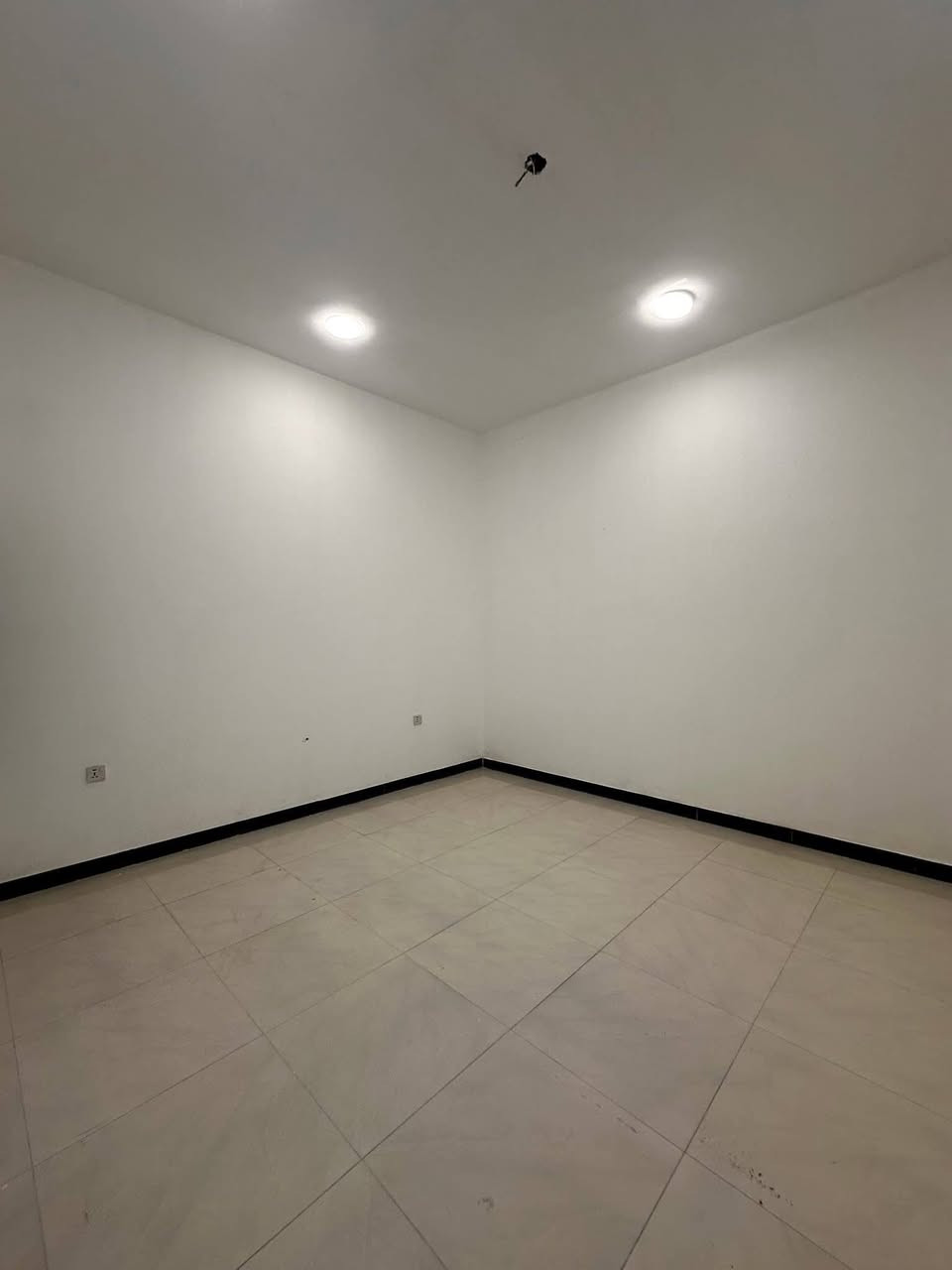 سلام عليكم دار سكن للبيع ابو خصيب كوت الحمداني قرب المدرسه الصفره طابو زراعي عراقي  مكون من 2 غرف وديوان وصاله كبيره وصحيات ومطبخ + صحيات خارجيه داخليه + كراج  متوفر كل الخدمات علا تبليط مباشر مساحه اللبيت 200 متر السعر 95 وبي مجال رقم الهاتف. ***********
