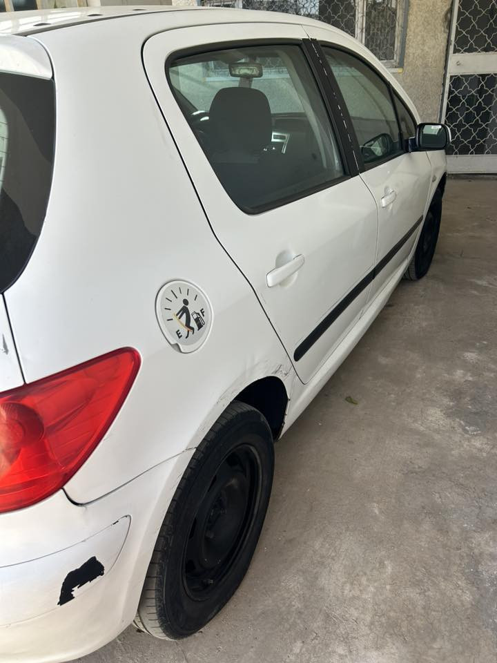 بيجو307 موديل 2006 رقم بغداد باسمي كير محرك صدر تبريد كله جاهز تايرات وباتري جديدة حتى دهن المحرك البارحة بدلته لان دائما اسوي صيانة دورية للسيارة لان اني بنية واحب سيارتي دائما جاهزة اللي يشتري يشغل سويج ويطلع وبالخير عليه السعر 50 ورقة . ملاحظة اللي يشتري تكون فلوسه جاهزة وبدون اقساط ***********.
