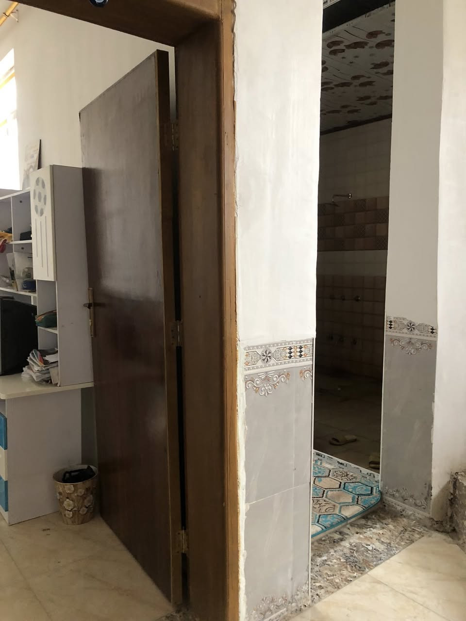 من رخصة الادمن بيت للبيع بناء حديث جدا  صار سنه من نزلت بيه يعني بناء على مواصفات حديثه يتكون من غرفتين وصاله كبيره جدا ومطبخ كبير حمام 3 امتار وعرض مترين ومناورن متر ونص مثل مابالصوره اونظف بعد مساحة 200 م سعر البيت 95 بيه مجال بسيط مكان لبيع مسيب حي ام البنين على الشارع كامل الخدمات


**إذا كنت صاحب هذا الإعلان وتريد حذفه لأي سبب، رجاءا أرسل رسالة إلى الدعم الفني**