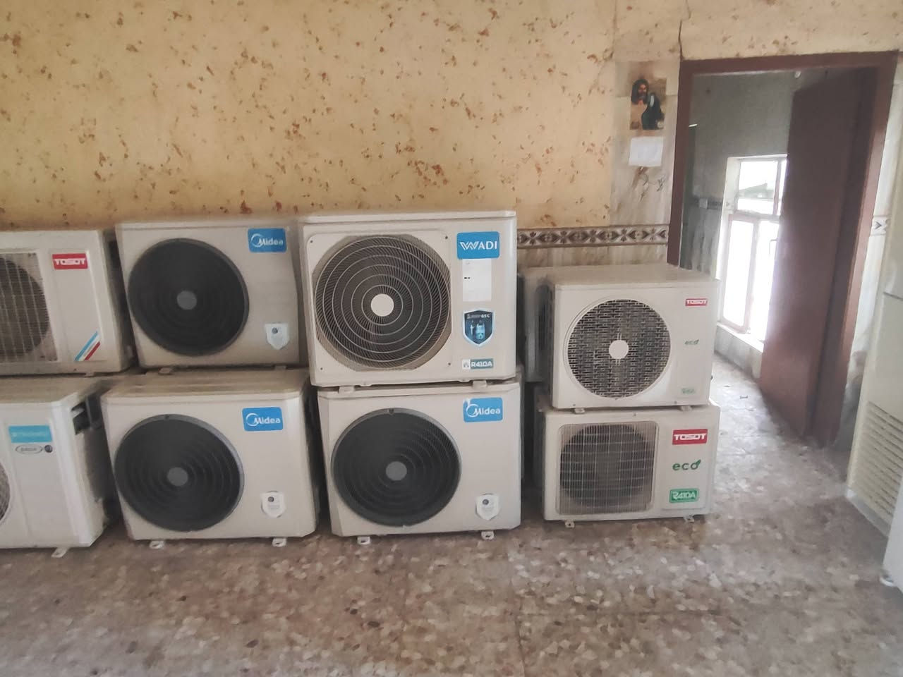 السلام عليكم 
يتوفر الدينا مجموعه سبالت 3طن كنتوري العدد 20جهاز داخليه وخارجيه وريمونت السعر 450+2طن العدد 15جهاز داخليه وخارجيه وريمونت وحماله السعر 225 مكاني بابل هذا رقمه ***********بيه واتساب
