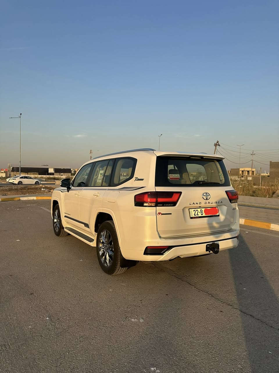 لاندكروز 2022 رقم اربيل باسمي ساز
6 سلندر محرك 4000 تنفس طبيعي 
كشنات جلد / كشنات كهرباء / جنطة كهرباء 
فتحة سقف / كامرة / 3 شاشات خلفية وامامية 
8 اريباكات / حساسات خلفية امامية / ابواب بصمة / وتشغيل بصمة وعن بعد / گلوب غطاء المحرك / مرايات قلاب وشفط / ماشية 56 الف كيلو متر 
السيارة كلشي بيها بلادي على وضع الشركة 
مكفولة من الصبغ والبارد 

مكان السيارة الصويرة / *********** 
السعر 610 $
