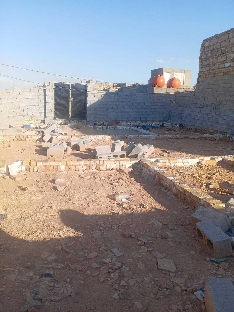 عرصه 150 متر زراعي منطقه ال ابو جاسم قريبه عالشارع قبل مجمع الغدير السعر 11 وبيها  وبيها مجال ***********
