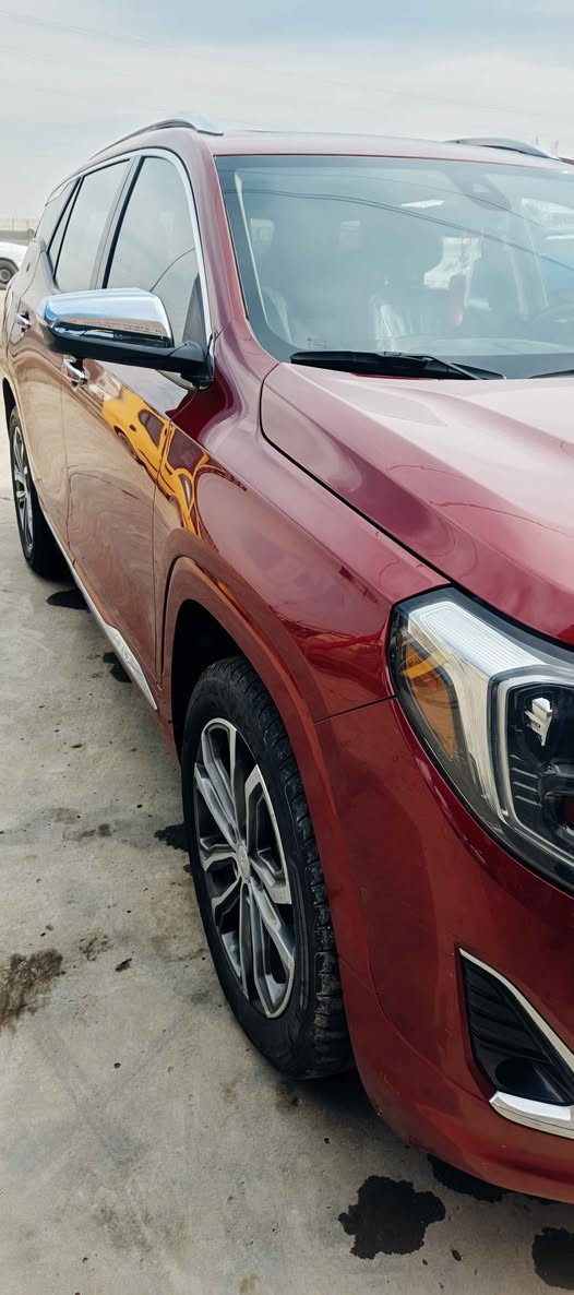 الـسـلام عليكم                     جمسي تيران ٢٠٢٠ محرك ٢٠٠٠ تيربو دينالي أعلى مواصفات للبيع جوة  سعرها بالسوك لغرض البناء السعر (١٦٥) بجم كبس حادث خلفي الجنطة السيارة دفع رباعي محرك اقتصادي ، شاشة لمس كبيرة، مقاعد جلدية مع تدفئة وتبريد،بالكشنات فتحة بانوراما، رادار للسلامة، تشغيل عن بعد، (٤) كاميرات 360 درجة،دوارة ونظام صوتي Bose، بالإضافة إلى تجهيزات الدينالي المميزة مثل العجلات الأكبر حجماً واللمسات النيكل والمواصفات الداخلية الفخمة، مع توفر ميزات الأمان المتقدمة مثل الرادار امامي خلفي و جانبي للسيارات والاشخاص والنقطة العمياء.
القوة: تصل إلى 252 حصان 
ناقل الحركة: أوتوماتيكي 9 سرعات أو الدفع).
الدفع: دفع رباعي (AWD) 
مقاعد جلدية (أسود) مع تدفئة وتبريد وكهرباء.للكشنات
شاشة لمس كبيرة لنظام جي بي إس المعلومات والترفيه مع Apple CarPlay و Android Auto.
تبريد. خلفي وامامي 
تحكم كامل ستيرن
بصمة (تشغيل عن بعد، دخول، ومانع انزلاق). مع( ٥ )بصمات الأبواب والصندوق
إضاءة LED (زنون) وكشافات ضباب.
فتحة سقف بانوراما.
باب خلفي كهربائي نظام شفط 
رادار أمامي (نقطة عمياء، تحذير من الاصطدام). مع هزاز كشن للتنبيه وذاكرة خزن وضع الجلوس السيارة تشغيل عن بعد بالشتاء تشتغل تدفئة مع التشغيل عن بعد وتبريد بالصيف ونظام اصطفاف وقوف ذاتي انطي ضمان كير ومحرك وتبريد 
ماشية ٨٥ الف كيلو حقيقي
السنوية باسمي تريد. تحويل تريد وكالة والسنوية نافذة بعد. سنتين مكاني بغداد الشعب رقمي واتسب *********** الفارس, صلاح الدين
