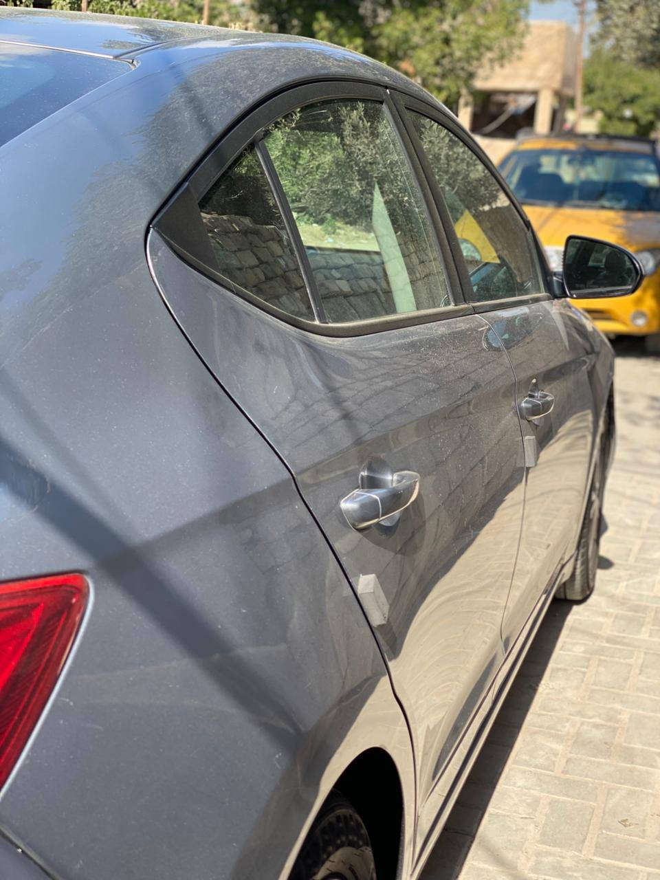 السلام عليكم النترا وارد امريكي لون فيلي موديل 2017 رقم بغداد انكليزي بأسمي شخصيا تايرات جديدة ميكانيكيات جديدة كفاله مكينه وكير مكفولات من الفتح السيارة بدون ايرباك بجم كبس حادثها قبق الصندوق ونص الجاملغ الخلفي وبيها 3 قطع صبغ من امريكا موصفاتها نص فول داخل لونين فول تحكم سترين 3 انضمه قيادة كامرة دوارة شاشة جبيرة صندوق كهرباء 
مكاني بغداد البياع سعرها 112 وبيها مجال بسيط 
***********
