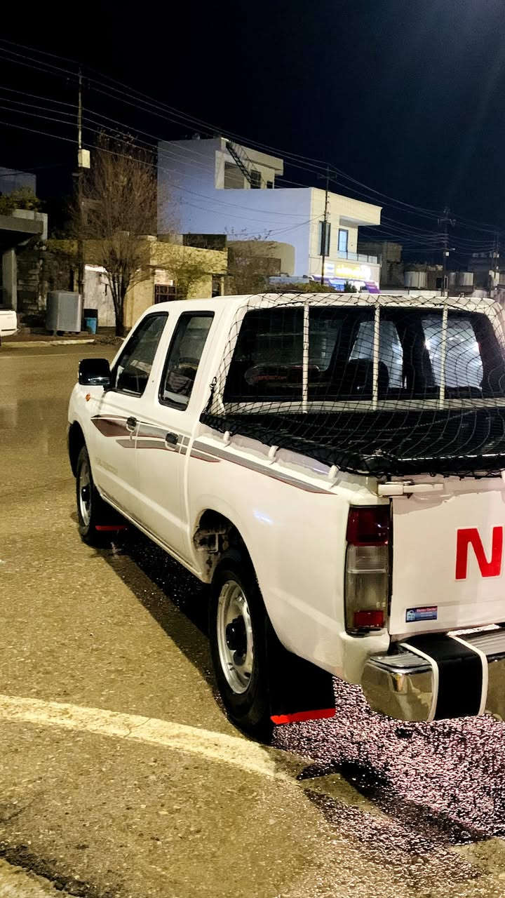 نیسان 2009
یابانی
ناوسور چوار جام کارەبای دەبڵ گێج 
بێ بۆیاخ تەنها چوار جێی بچوک ساردی هەیە
وێنەکانی ئاخر شوێن ساردەکانی دیاری کراوە
بێ تەقەو ڕەقە 
تازە کلاجی بۆ گۆڕاوە 
ڕۆنی تازەیە
مەکینەی نەکراوەتەوە
 گێرو مەکینەو ئەکسلی بەشەرت
سەنەوی دووساڵە بەسەر چووە
سەیارەکە بەناوی خۆمە 
شوێن زەڕایەن 
*********** ژ.م 
*********** ژ.م@
