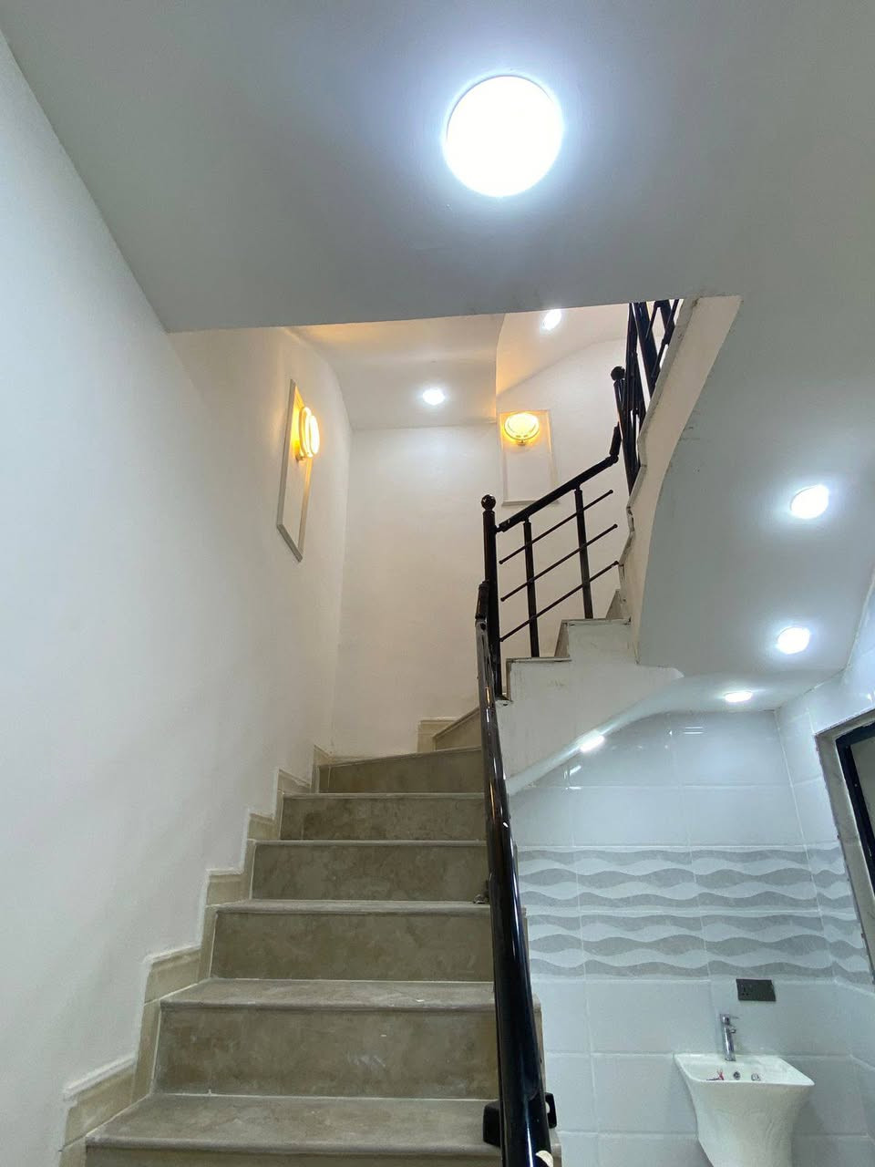 دار للبيع مساحة 70 متر مربع 14م × 5م  نوع العقار طابو زراعي سند 25 يحتوي على 3 غرف نوم +غرفة استقبال + مطبخ.بناء حديث غير مسكون. على شارع 10م منطقة البوعيثة  السلطان الاول قرب المدارس. السعر ١١٠ مليون قفل
للتواصل مع صاحب الدار مباشرة
***********
