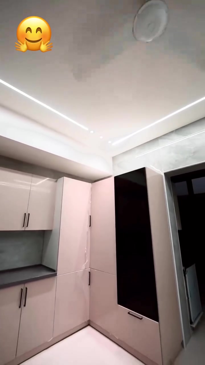 🏡 للبيع… دار سكني فاخر بمساحة 200 متر في حي الزيتون ✨
إذا كنت تبحث عن الجودة الحقيقية والبناء المتين، فهذا المنزل صُمم ونُفذ بمواصفات عالية وبإشراف شركة جوان للبناء والمقاولات، إحدى الشركات المعروفة على مستوى العراق.

🔹 مواصفات الدار:
✅ مساحة 200 متر.
✅ بناء حديث – درجة أولى.
✅ تنفيذ هندسي وفق مقاييس عالمية في التصميم والأبعاد.
✅ طابوق جمهوري.
✅ ارتفاع الرفت  90 سم. (سُمك الرفت )

الطابق الأرضي:
🏠 طارمة واسعة.
🛋️ استقبال أنيق.
🍽️ مطبخ حار وبارد.
🚪 كليدور.
🛏️ غرفة نوم.
🧺 غرفة غسيل.
🌿 منوران، أحدهما يحتوي على شلال مائي يمنح المنزل لمسة جمالية وهدوءًا مميزًا.
🚿 مجمع صحيات داخلي، بالإضافة إلى مجمع صحيات خارجي.

الطابق الثاني:
🛏️ ثلاث غرف نوم واسعة.
🚿 مجمع صحيات.
🚪 كليدور.

📍 الموقع: حي الزيتون.منطقة مخدومة ب الكامل 
📑 نوع السند: طابو زراعي.

🏗️ منزل متعوب عليه في كل تفصيل، باستخدام مواد بناء ممتازة وتشطيبات راقية، ليكون خيارًا مثاليًا للسكن والاستثمار.

📞 للاستفسار عن السعر وكافة التفاصيل:
علي عذاب
📱 ***********
📲 واتساب: ***********

📍 أو زورونا في مكتب الشمري للعقار
، خلف فاميلي مول من جهة الشارع الخدمي .

مكتب الشمري للعقار… ثقتكم أساس نجاحنا.

