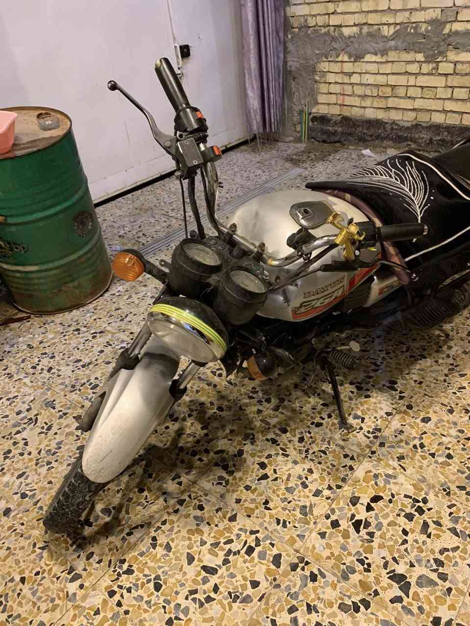 السلام عليكم خوان دراجه للبيع دايون مديل 19 اوراق اصولي مكفول. دراجه يحتاجله ترتيبات مال جناي محرك ٢٠٠ تجي تفحص وشوف بعينك. مستعجل ع بيعه سعر مليون ومية وبيه مجال حك جيه مكان كربلاء. رقم التصال ***********
