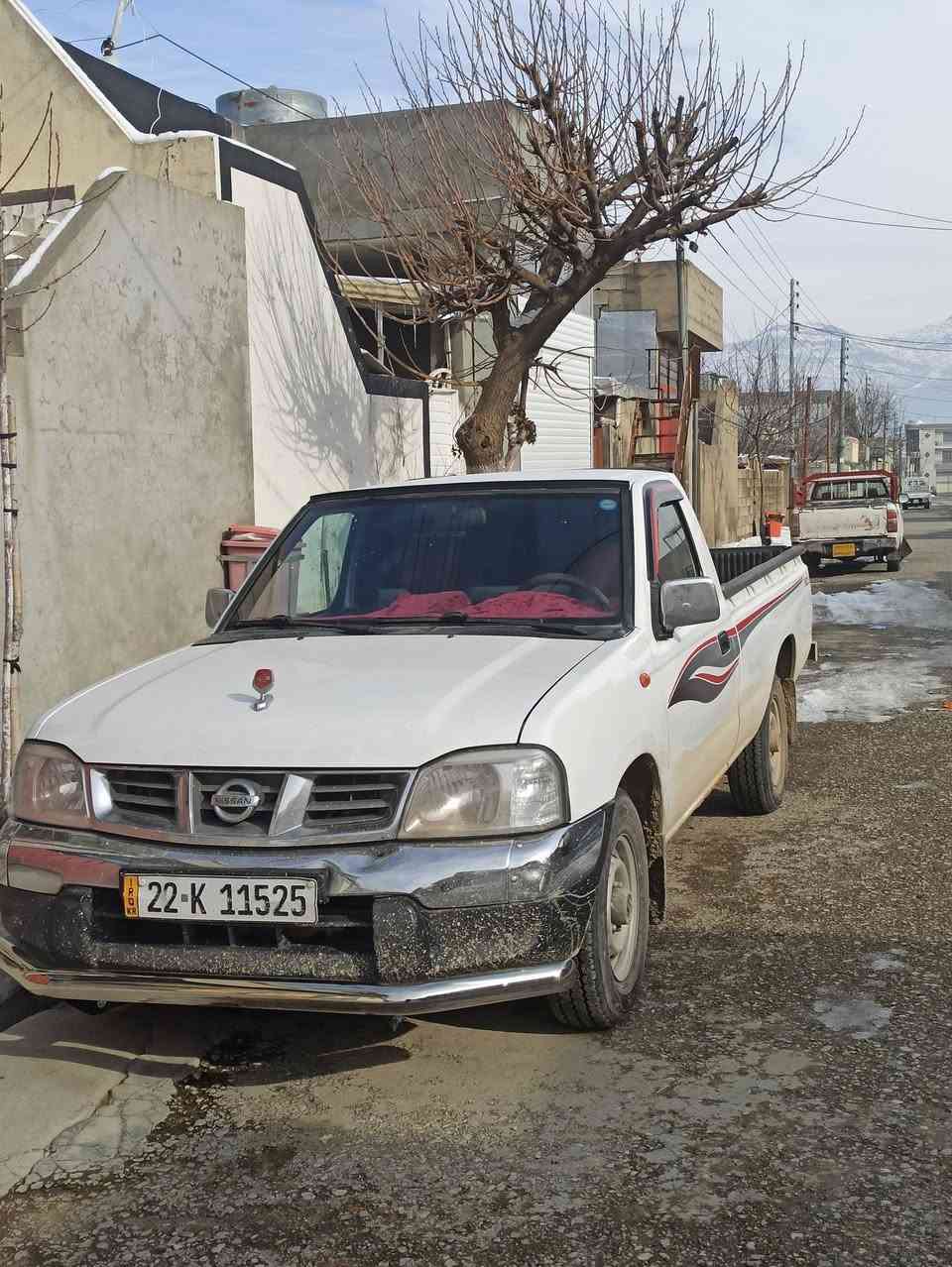 نیسان 2012
تایلەند
بێ بۆیاخ
دوو سێ پەڵە ساردی هەیە
سەیارەکە زۆر جوان و پاک ماوەتەوە
سعری 135 گەڵا و معامەلەیەکی کەم
***********
