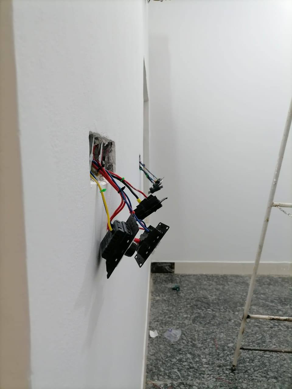 مستعدون لكافة التاسيسات الكهربائية ***********
