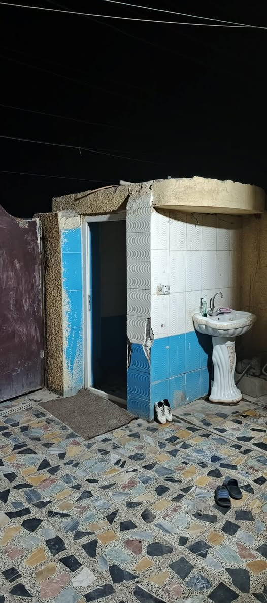 السلام عليكم مشتمل للبيع او مراوس مساحه 100م منطقه المخابرات مقابيل ساحه مقابيل جامع الامام الحسين 
ستقبال+ مطبخ+ غرفه +حمام + صحيات خارجيه 
السعر 80 وبي مجال 
رقم الهاتف ***********
