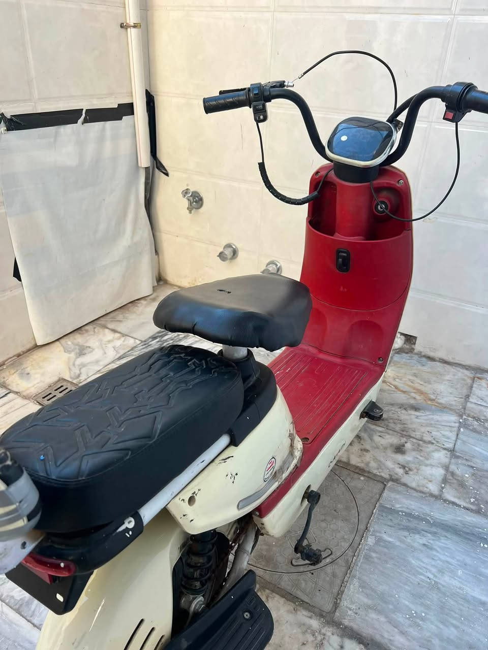 دراجه شحن للبيع حجم 14 الدراجه نضيفه و البطاريات كلش نضيفات لا منتفخات ولا شي كلشي مابيهه الدراجه كل نقص مابيهه الإشاير تشتغل أناره محيطيه بيهه 3 نمر الدراجه كلشي شغال بيهه فقط نقص سيم مال بريك الأمامي فقط البريك الخلفي شغال الدراجه هورن لايت عالي ناصي شغال سعرهه 175 وبيهه مجال عنوان بغداد مدينه الصدر الرقم ***********
