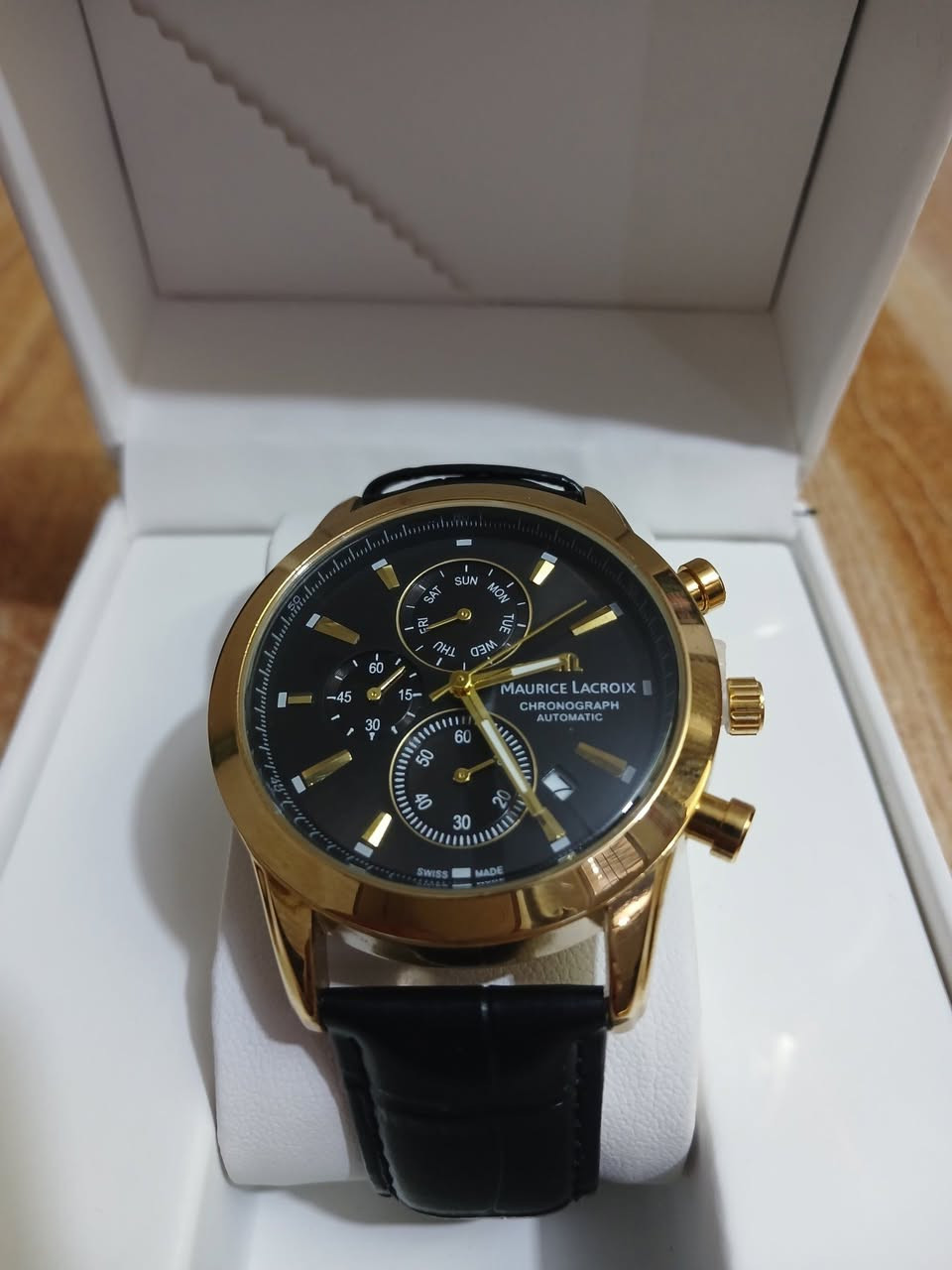 ساعه موريس لاكروا سويسرية فاخره تماتيك طلعتلي بهذا الشكل سناتر كله شغاله السعر 35 الف مع التوصيل بالعافيه الي ياخذها
المينا: تأتي بمينا أسود يضم عدادات الكرونوغراف (لقياس الوقت) وعقارب ومؤشرات ذهبية اللون.
الإطار: إطار دائري مطلي بالذهب (أو بلون ذهبي) مع أزرار جانبية للتحكم في وظائف الكرونوغراف وتعديل الوقت.
الحزام: حزام جلدي أسود أنيق، مما يمنحها مظهراً كلاسيكياً فاخراً.
الحركة: تعمل بحركة سويسرية أوتوماتيكية (Swiss Made)، مما يعني أنها تعتمد على حركة معصمك لتوليد الطاقة.


**إذا كنت صاحب هذا الإعلان وتريد حذفه لأي سبب، رجاءا أرسل رسالة إلى الدعم الفني**