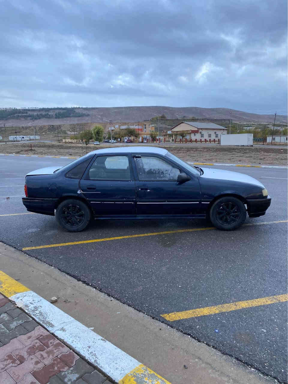 فیکترا مۆدیل١٩٩٢ سعر ١٩ وەرەقە 
 مەکینە ١٦ قایش پان
ئارم پلاستیک سلیمانی بە شەرت ئەولیات 
گیر ومەکینە بە شەرتە 
جوار تایە نوئ 
کارەبای گەرمی هەمو مەزبوتە
بی تەقە رەقەیە 
شوین نزیک شەقلاوە 
*********** شقلاوة, أربيل
