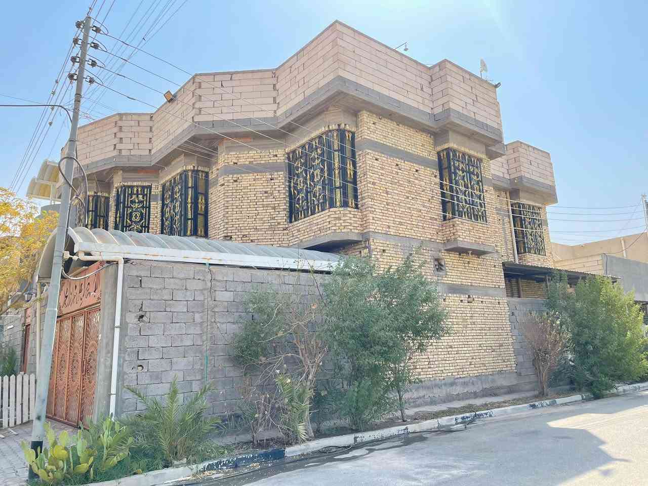 بيت للبيع
عنوان البيت : البصرة قضاء شط العرب التنومة حي الموظفين
مساحة القطعة : 268
مساحة البناء : 250
تفاصيل البيت :
1. الطابق الأرضي يتكون من ديوانيو صالة صغيرة وصالة كبيرة و مطبخ وغرف نوم عدد (2) و صحيات
2. الطابق الاول يتكون من غرف نوم عدد (5) و يوجد صحيات في غرفتين وكذالك يتكون من صحيات مشتركة
3. الطابق الثاني يتكون من صالة وغرفة واحدة
حالة البناء : ممتازة
سنة البناء : 2018
للمزيد من التفاصيل و الاستفسار الرجاء الاتصال بالرقم
التالي: ***********
اللأصل على
