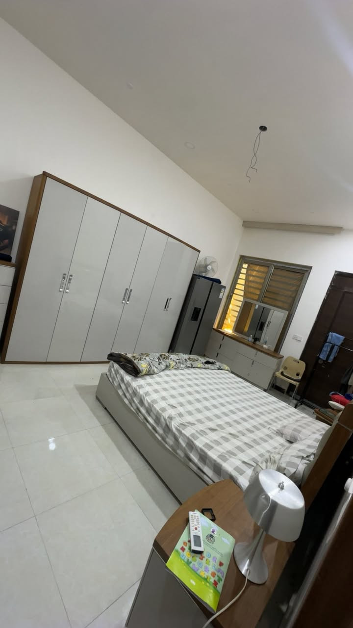 مساحه 203 متر كراج حديقه مطبخ مع كاونتر مودرن
استقبال هول كبير حمام غرفة نوم كبيره مع حمام سويت 
مناور عدد ثنين الطابق الثاني بيتونه كبيره فقط 
وممكن بناء 3 غرف 
كهرباء سقف بوري رفت بناء درجة ممتازة طابوق 
خدمات سيراميك غربيات تعليق 
شارع عرض 9 متر 
العنوان دوانم الشرطه الخامسة قرب جامع الكرطان شارع الفتلاوي 
كافة التفاصيل والسعر على الرقم التالي متوفر خط او واتساب 

‭0771 348 5822‬
