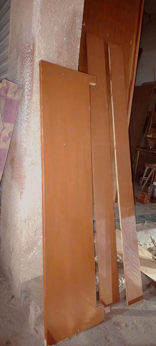 غرفة اخشاب صاج ٤ابواب كل باب وحده الظهر جرجوبة الارتفاع مترين و٢٠ والعرض مترين ونص السعر ٥٠٠ مكاني بغداد الشعلة هاتف *********** وبيه واتساب بغداد, العراق
